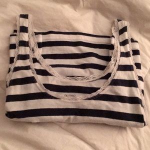 Gilligan& O’Malley sleep tank w/lace detail